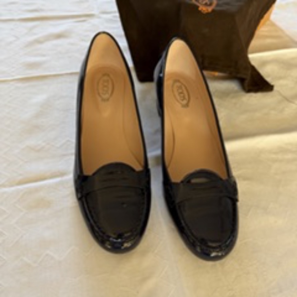 TOD’S  size 41navy blue patent leather loafer 1.5 inch heel
